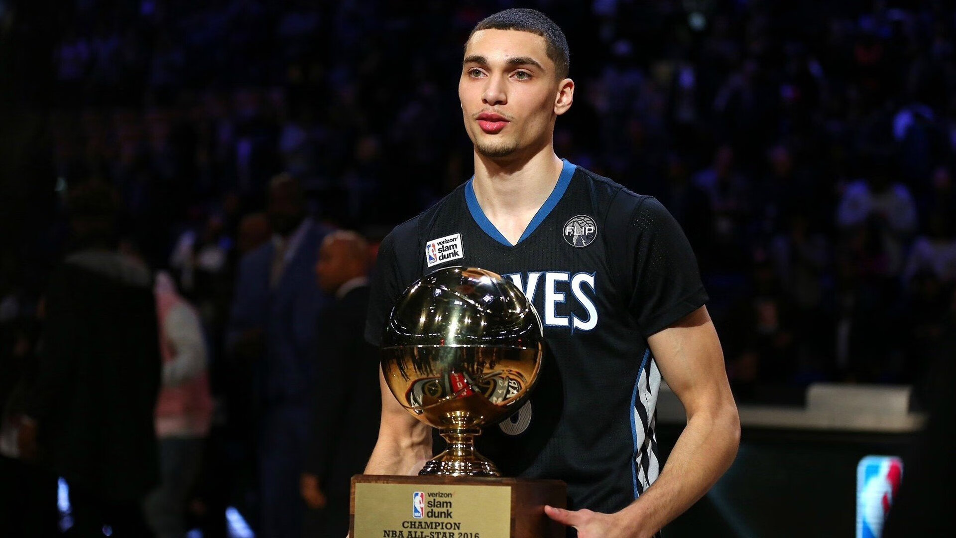 开云体育-湖人训练营采访环节气氛轻松队员笑容不断，湖人队赛后采访